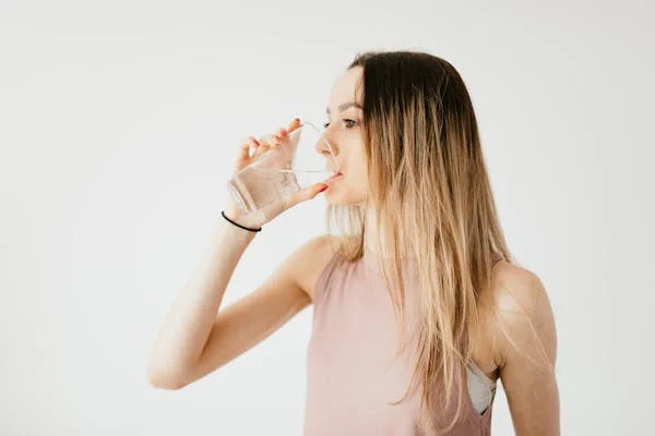 Subah Subah Pani Pine ke 10 Fayde: Healthy Rahne ka Sabse Asaan Tarika